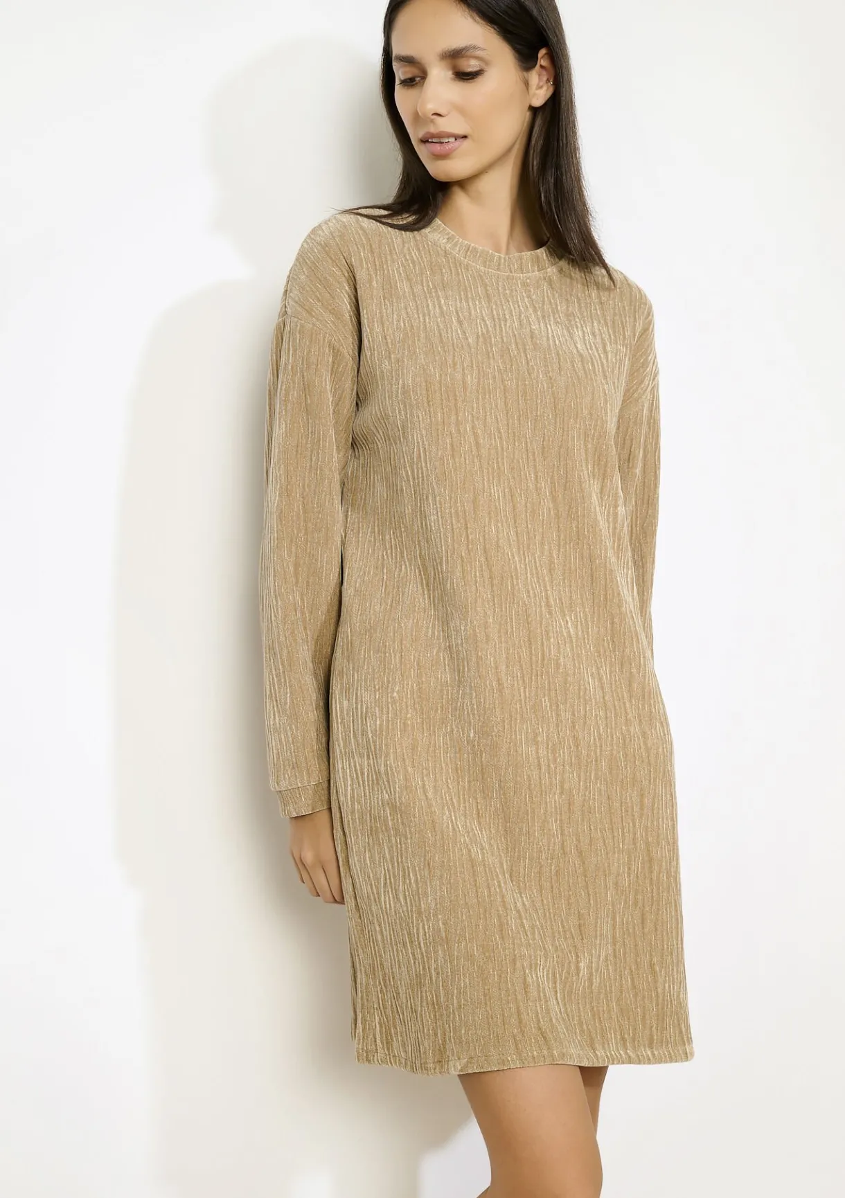 LolaLiza Fluwelen sweaterjurk met kreuktextuur- Jurken