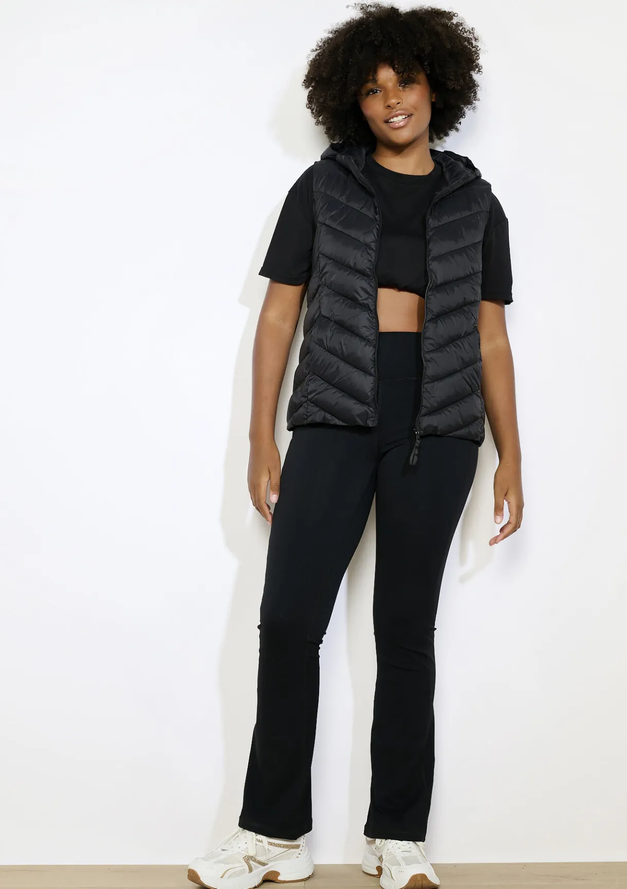 LolaLiza Mouwloze donsjas met capuchon- Loungewear|Mantels En Jassen