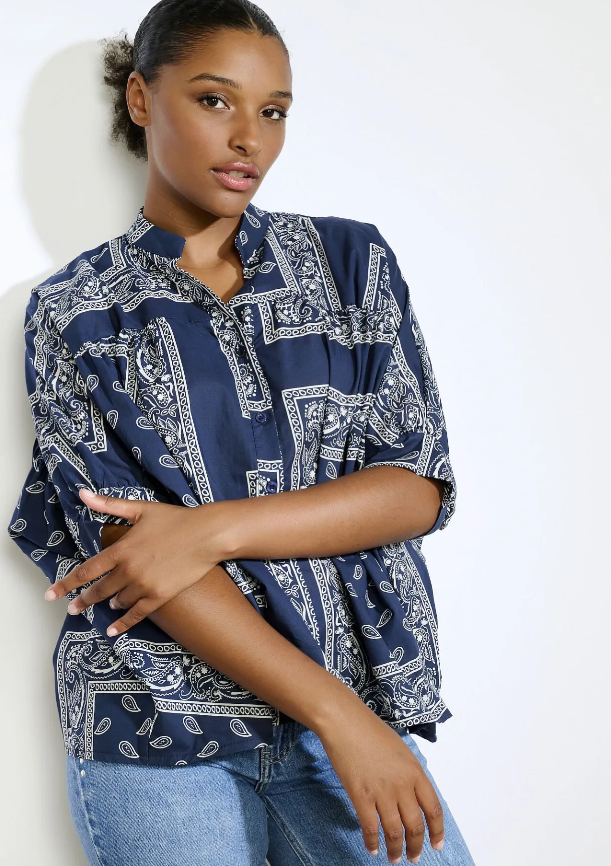 LolaLiza Oversized blouse met bandanaprint- Blouses En Hemden