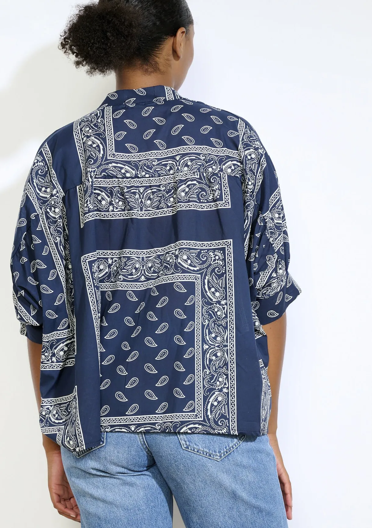 LolaLiza Oversized blouse met bandanaprint- Blouses En Hemden