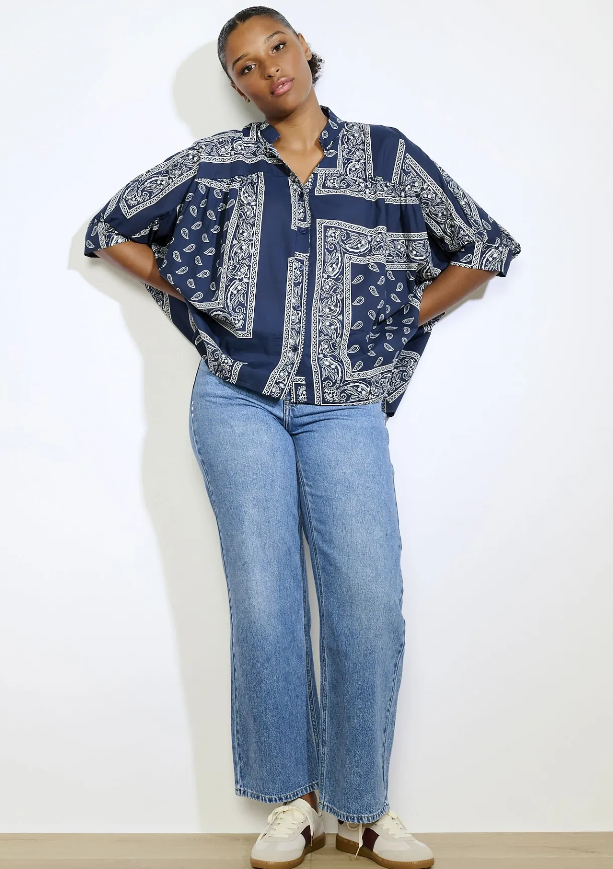 LolaLiza Oversized blouse met bandanaprint- Blouses En Hemden